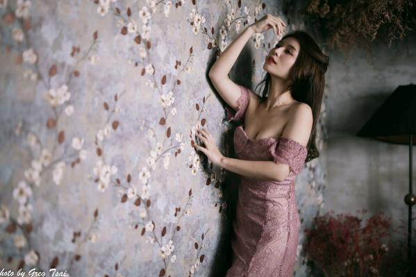    筱筱 - 优雅粉色蕾丝长裙私房写真，气质女神精致居家氛围感大片 [90P]第89张图片