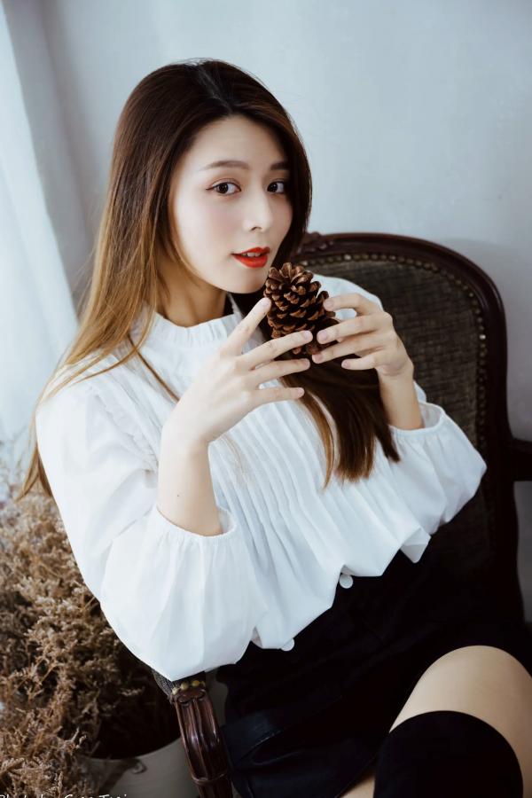    筱筱 - 白衣飘飘清新私房照，优雅白衬衫黑裙长靴，绝美气质治愈系女神写真第15张图片