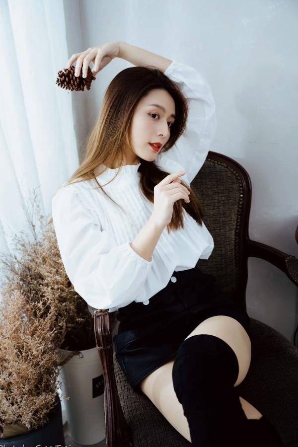    筱筱 - 白衣飘飘清新私房照，优雅白衬衫黑裙长靴，绝美气质治愈系女神写真第16张图片