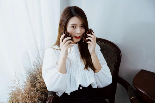    筱筱 - 白衣飘飘清新私房照，优雅白衬衫黑裙长靴，绝美气质治愈系女神写真第18张图片