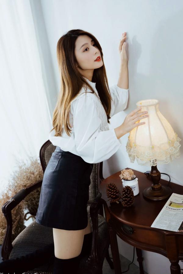    筱筱 - 白衣飘飘清新私房照，优雅白衬衫黑裙长靴，绝美气质治愈系女神写真第20张图片