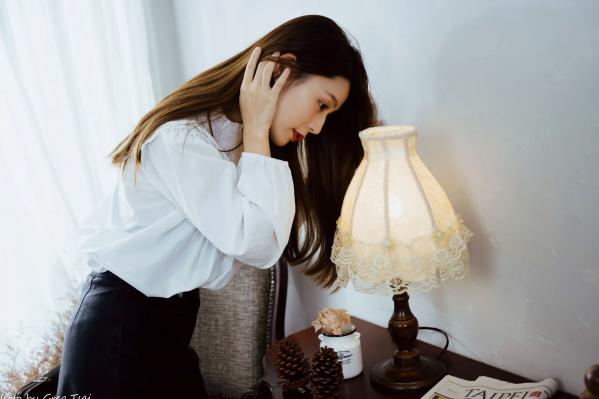    筱筱 - 白衣飘飘清新私房照，优雅白衬衫黑裙长靴，绝美气质治愈系女神写真第22张图片