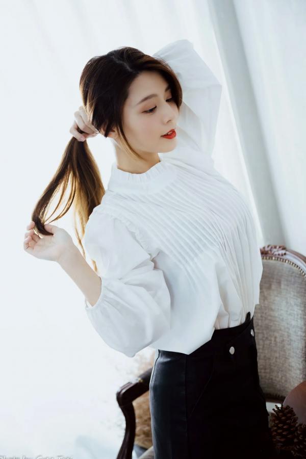    筱筱 - 白衣飘飘清新私房照，优雅白衬衫黑裙长靴，绝美气质治愈系女神写真第28张图片