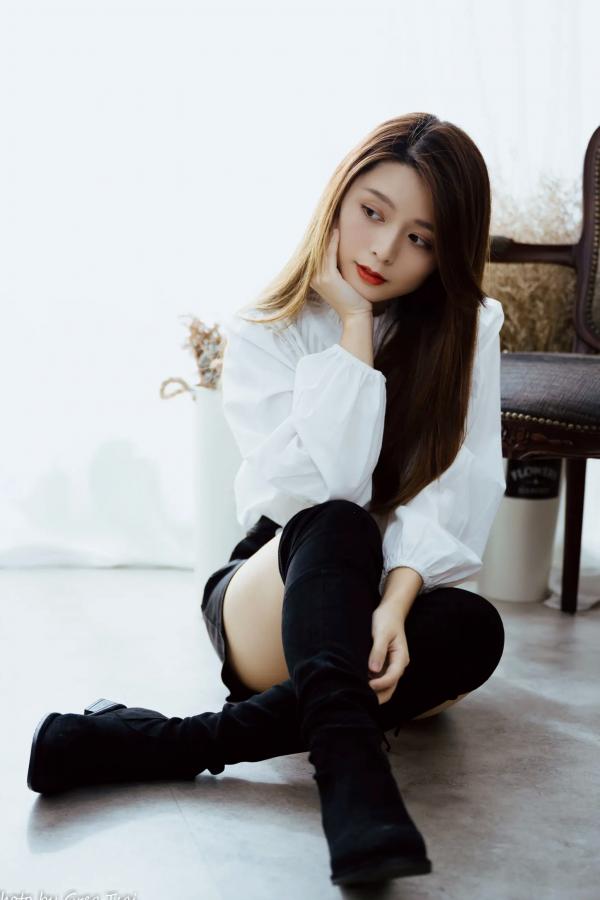    筱筱 - 白衣飘飘清新私房照，优雅白衬衫黑裙长靴，绝美气质治愈系女神写真第36张图片