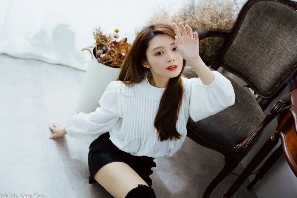    筱筱 - 白衣飘飘清新私房照，优雅白衬衫黑裙长靴，绝美气质治愈系女神写真第38张图片