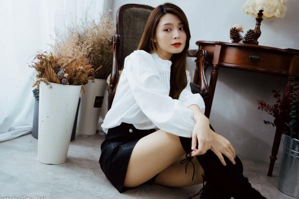    筱筱 - 白衣飘飘清新私房照，优雅白衬衫黑裙长靴，绝美气质治愈系女神写真第41张图片
