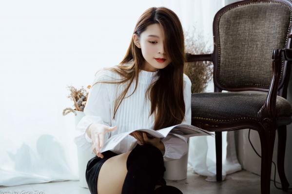    筱筱 - 白衣飘飘清新私房照，优雅白衬衫黑裙长靴，绝美气质治愈系女神写真第45张图片