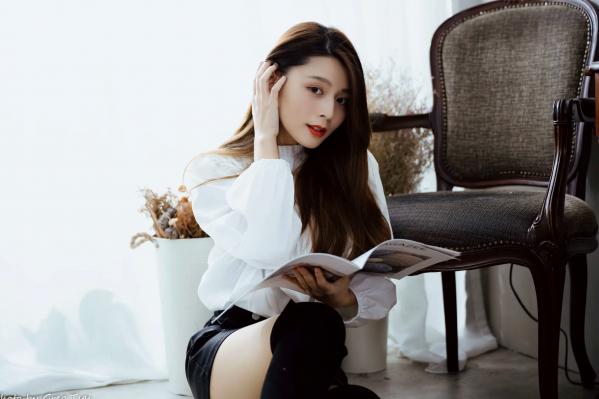    筱筱 - 白衣飘飘清新私房照，优雅白衬衫黑裙长靴，绝美气质治愈系女神写真第46张图片