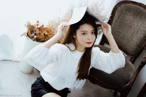    筱筱 - 白衣飘飘清新私房照，优雅白衬衫黑裙长靴，绝美气质治愈系女神写真第53张图片