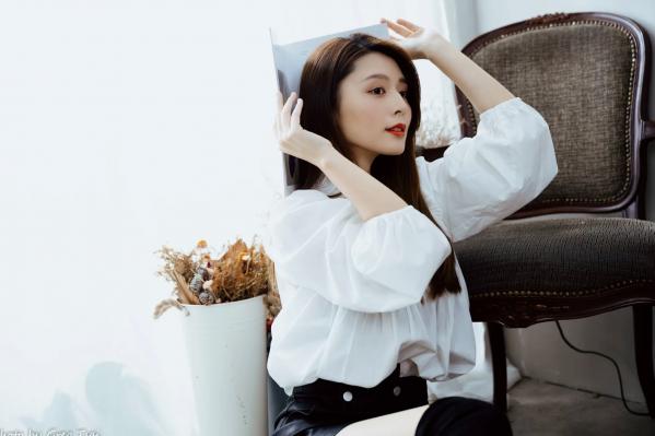    筱筱 - 白衣飘飘清新私房照，优雅白衬衫黑裙长靴，绝美气质治愈系女神写真第54张图片