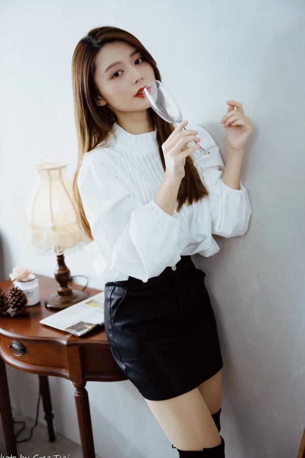    筱筱 - 白衣飘飘清新私房照，优雅白衬衫黑裙长靴，绝美气质治愈系女神写真第64张图片