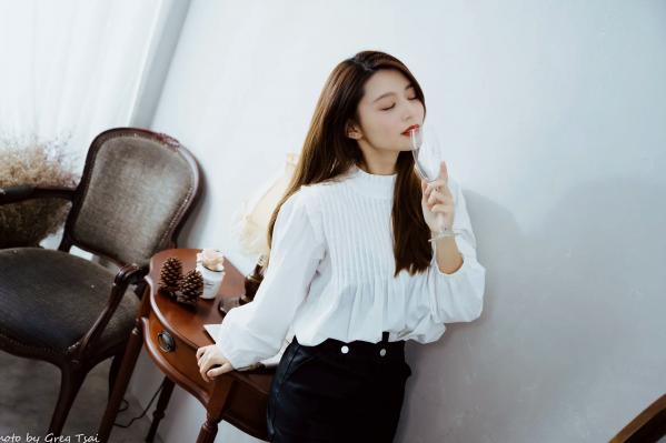    筱筱 - 白衣飘飘清新私房照，优雅白衬衫黑裙长靴，绝美气质治愈系女神写真第65张图片