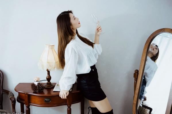    筱筱 - 白衣飘飘清新私房照，优雅白衬衫黑裙长靴，绝美气质治愈系女神写真第67张图片