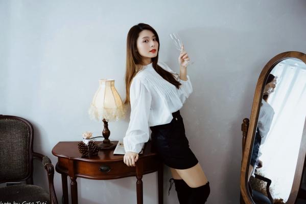   筱筱 - 白衣飘飘清新私房照，优雅白衬衫黑裙长靴，绝美气质治愈系女神写真第68张图片
