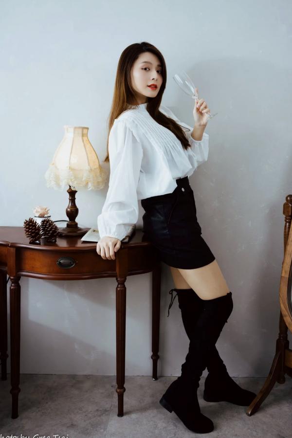    筱筱 - 白衣飘飘清新私房照，优雅白衬衫黑裙长靴，绝美气质治愈系女神写真第69张图片