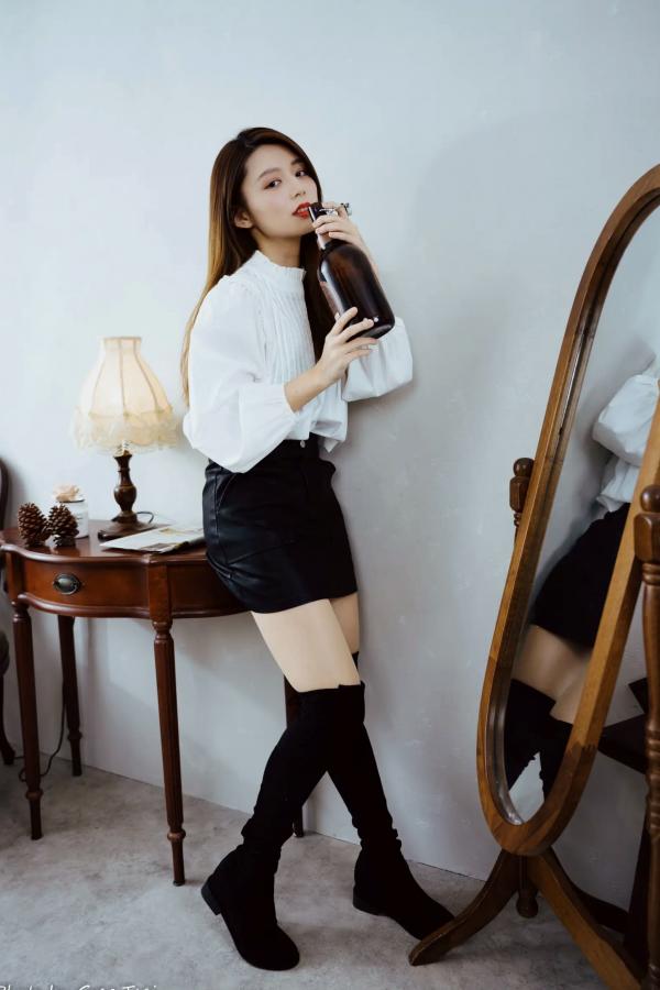    筱筱 - 白衣飘飘清新私房照，优雅白衬衫黑裙长靴，绝美气质治愈系女神写真第73张图片