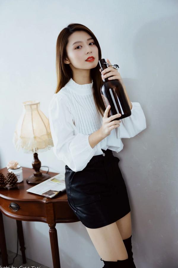    筱筱 - 白衣飘飘清新私房照，优雅白衬衫黑裙长靴，绝美气质治愈系女神写真第74张图片