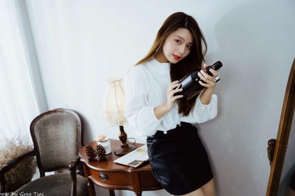    筱筱 - 白衣飘飘清新私房照，优雅白衬衫黑裙长靴，绝美气质治愈系女神写真第75张图片