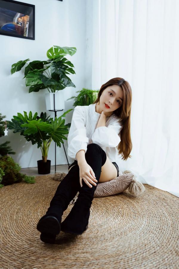    筱筱 - 白衣飘飘清新私房照，优雅白衬衫黑裙长靴，绝美气质治愈系女神写真第103张图片