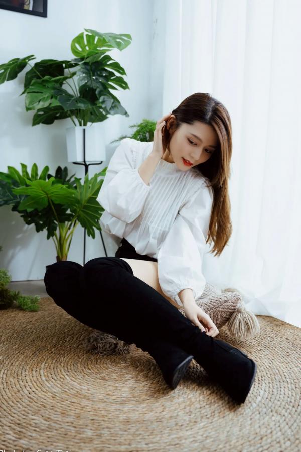    筱筱 - 白衣飘飘清新私房照，优雅白衬衫黑裙长靴，绝美气质治愈系女神写真第104张图片