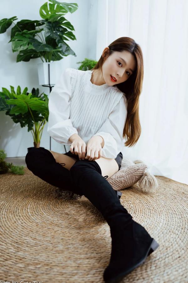    筱筱 - 白衣飘飘清新私房照，优雅白衬衫黑裙长靴，绝美气质治愈系女神写真第105张图片