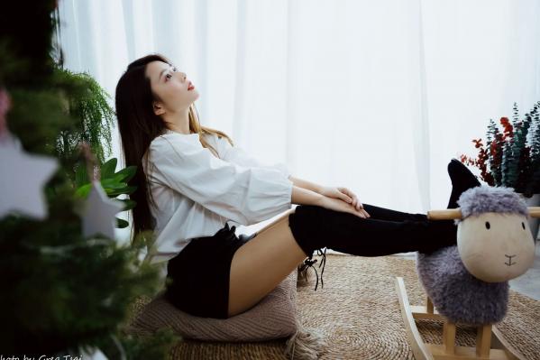    筱筱 - 白衣飘飘清新私房照，优雅白衬衫黑裙长靴，绝美气质治愈系女神写真第109张图片