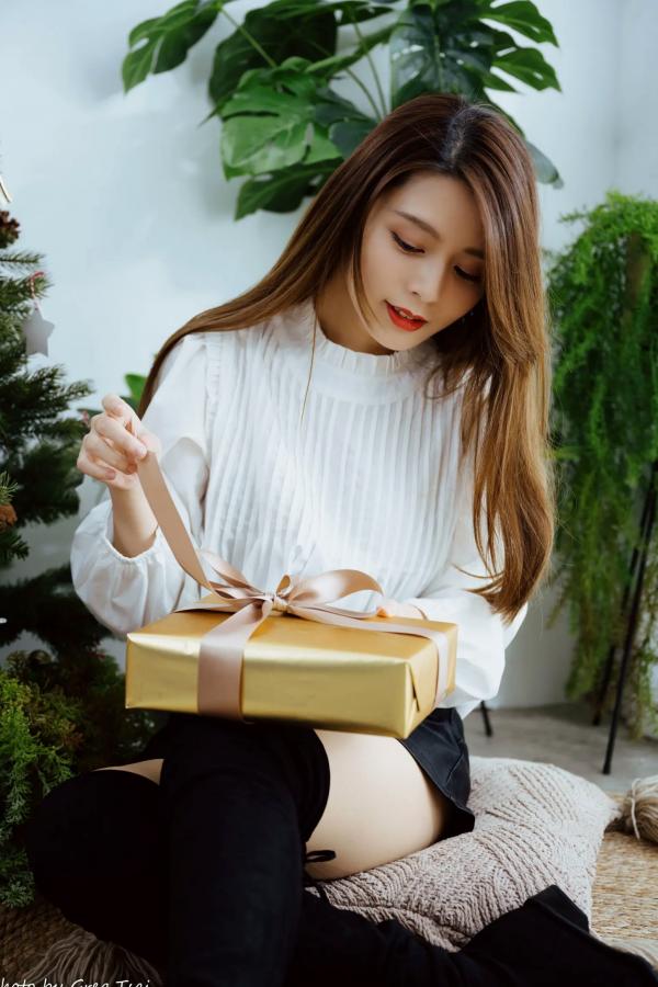    筱筱 - 白衣飘飘清新私房照，优雅白衬衫黑裙长靴，绝美气质治愈系女神写真第114张图片