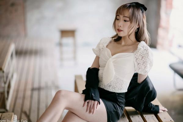    娃娃 - 气质优雅职业风私房照，简约质感蕾丝搭配时尚西装，绝美写真 [129P]第7张图片