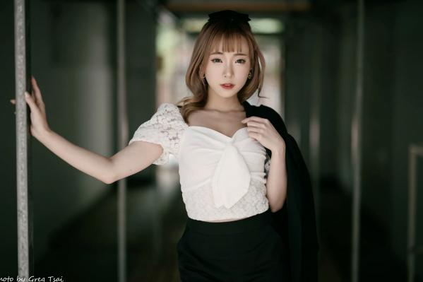    娃娃 - 气质优雅职业风私房照，简约质感蕾丝搭配时尚西装，绝美写真 [129P]第23张图片