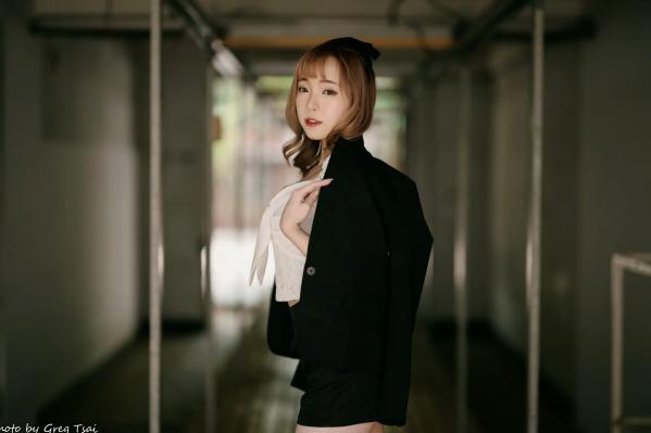    娃娃 - 气质优雅职业风私房照，简约质感蕾丝搭配时尚西装，绝美写真 [129P]第28张图片