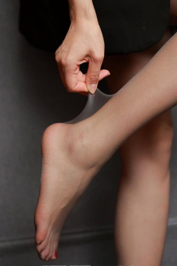    IESS异思趣向 小婕《黑丝面试官》：职场职业装黑丝美腿写真，细腻丝袜质感，极致优雅诱惑第2张图片