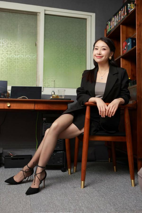    IESS异思趣向 小婕《黑丝面试官》：职场职业装黑丝美腿写真，细腻丝袜质感，极致优雅诱惑第27张图片