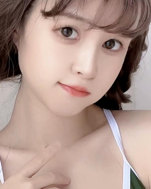    美少女晕崽 - 绿色连体泳衣清新感与性感诱惑写真 [50P]第14张图片