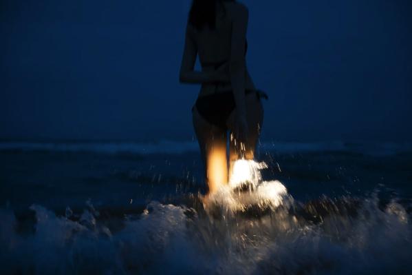    桜桃喵 - 晚星 夜色海边比基尼灯光氛围感私房写真 [18P]第5张图片
