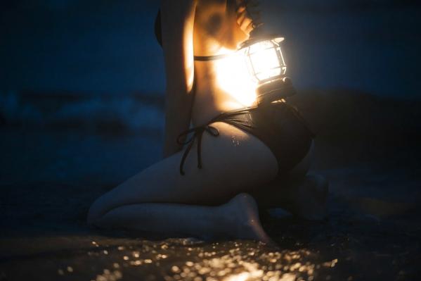    桜桃喵 - 晚星 夜色海边比基尼灯光氛围感私房写真 [18P]第14张图片
