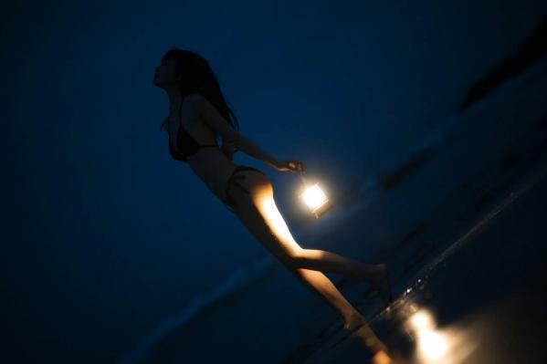    桜桃喵 - 晚星 夜色海边比基尼灯光氛围感私房写真 [18P]第16张图片