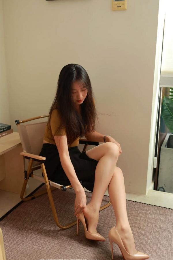    IESS异思趣向 小九《高叉长腿》：修身黄衫高开叉长裙，优雅知性长腿女神私房写真第14张图片