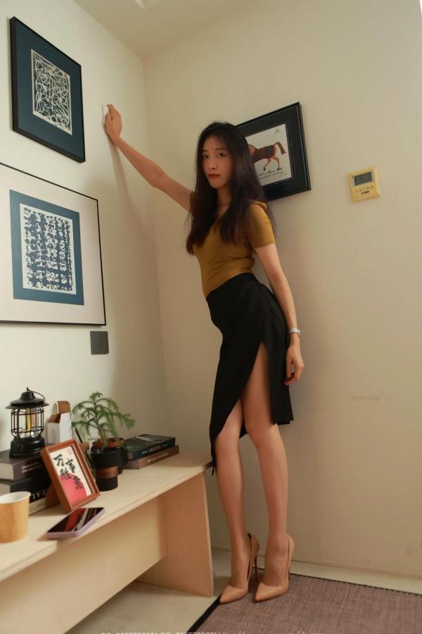    IESS异思趣向 小九《高叉长腿》：修身黄衫高开叉长裙，优雅知性长腿女神私房写真第17张图片