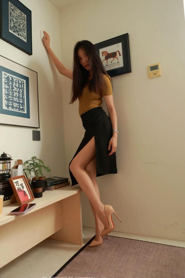   IESS异思趣向 小九《高叉长腿》：修身黄衫高开叉长裙，优雅知性长腿女神私房写真第22张图片