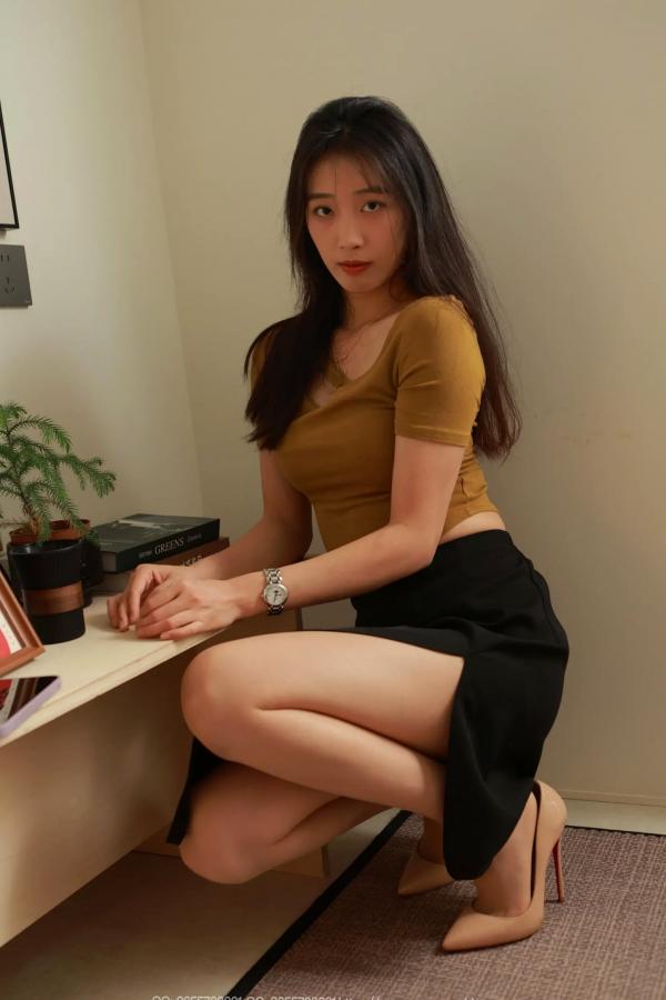    IESS异思趣向 小九《高叉长腿》：修身黄衫高开叉长裙，优雅知性长腿女神私房写真第33张图片