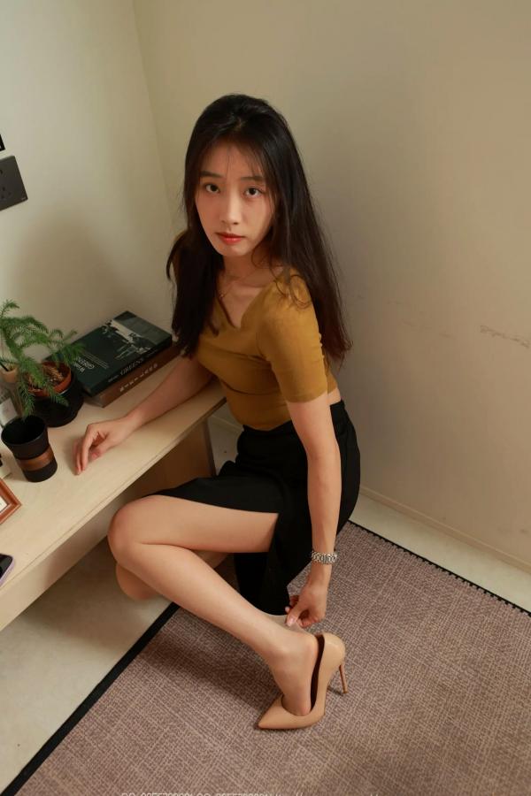    IESS异思趣向 小九《高叉长腿》：修身黄衫高开叉长裙，优雅知性长腿女神私房写真第36张图片