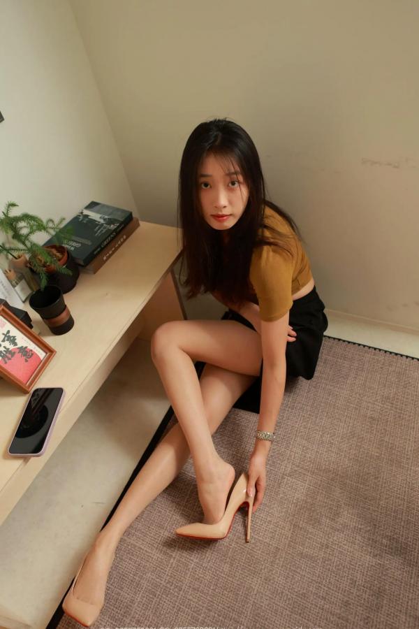    IESS异思趣向 小九《高叉长腿》：修身黄衫高开叉长裙，优雅知性长腿女神私房写真第48张图片
