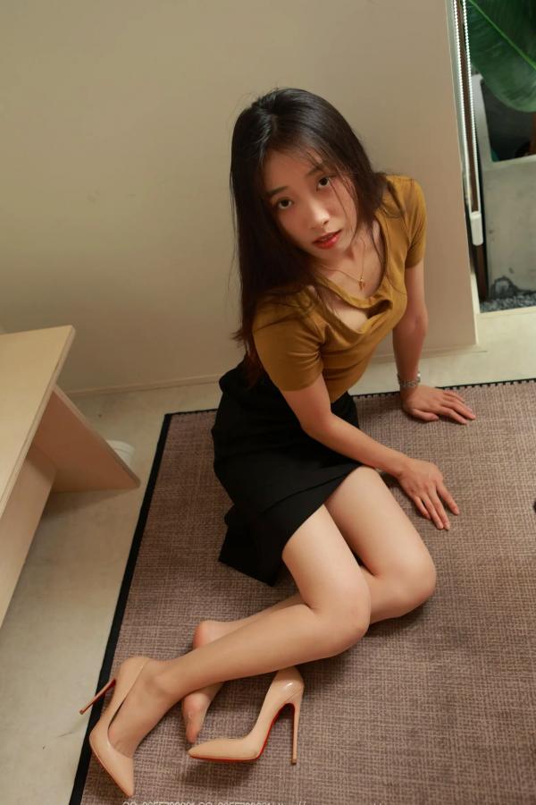   IESS异思趣向 小九《高叉长腿》：修身黄衫高开叉长裙，优雅知性长腿女神私房写真第60张图片