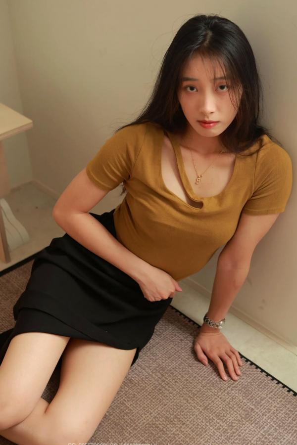    IESS异思趣向 小九《高叉长腿》：修身黄衫高开叉长裙，优雅知性长腿女神私房写真第63张图片