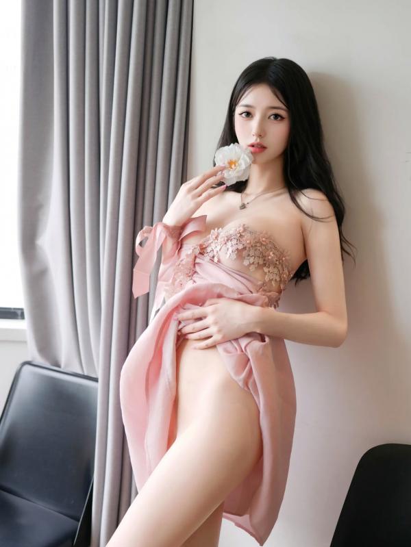    白小蝶 - 粉色蕾丝仙女裙私房写真，冷艳童颜配极品身材，白嫩肌肤与肉丝美腿展现极致诱惑 [80P]第42张图片