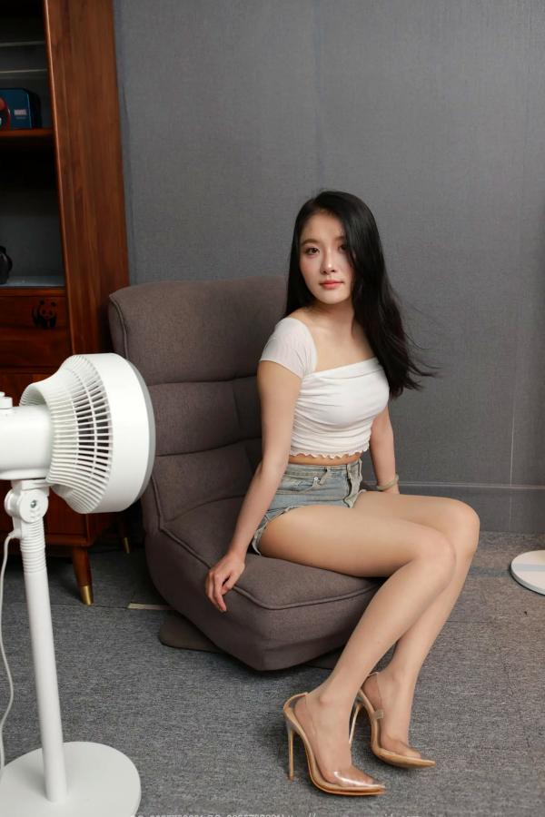    IESS异思趣向 婉萍《风吹蜜桃》：居家纯欲风，肉色丝袜美腿足部特写摄影套图第34张图片