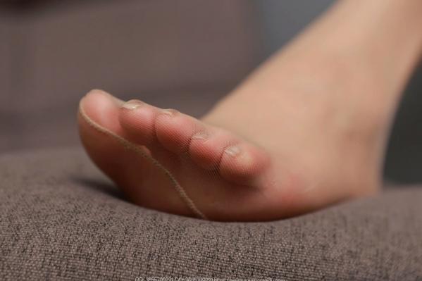    IESS异思趣向 婉萍《风吹蜜桃》：居家纯欲风，肉色丝袜美腿足部特写摄影套图第66张图片