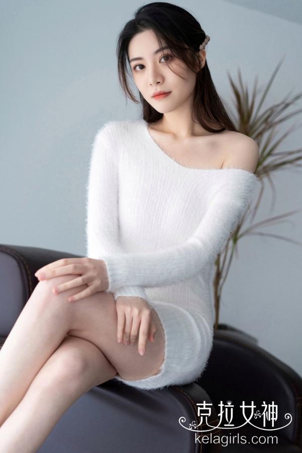    KelaGirls克拉女神-百琳《如花似玉》：清纯甜美风，白色针织露肩裙简约家居私房写真第4张图片
