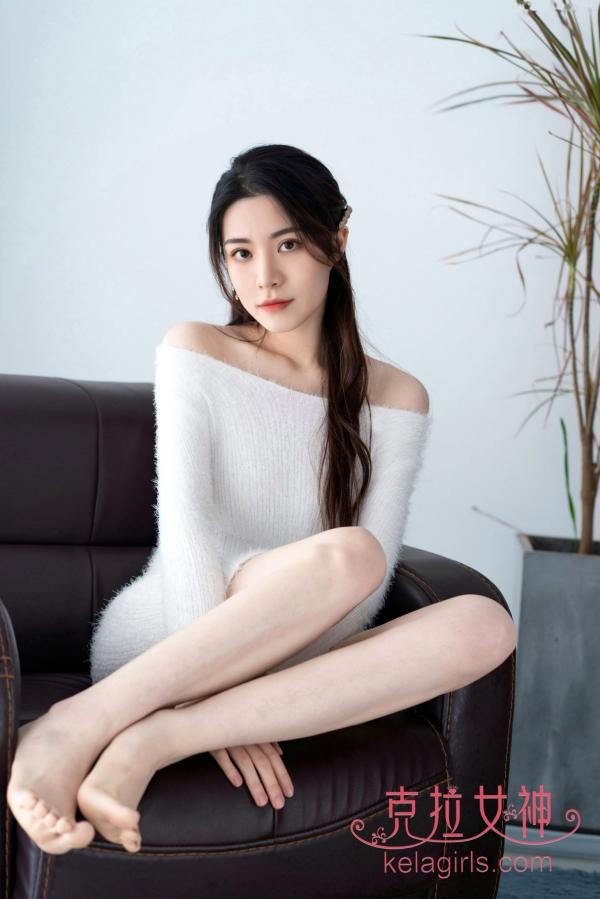    KelaGirls克拉女神-百琳《如花似玉》：清纯甜美风，白色针织露肩裙简约家居私房写真第7张图片