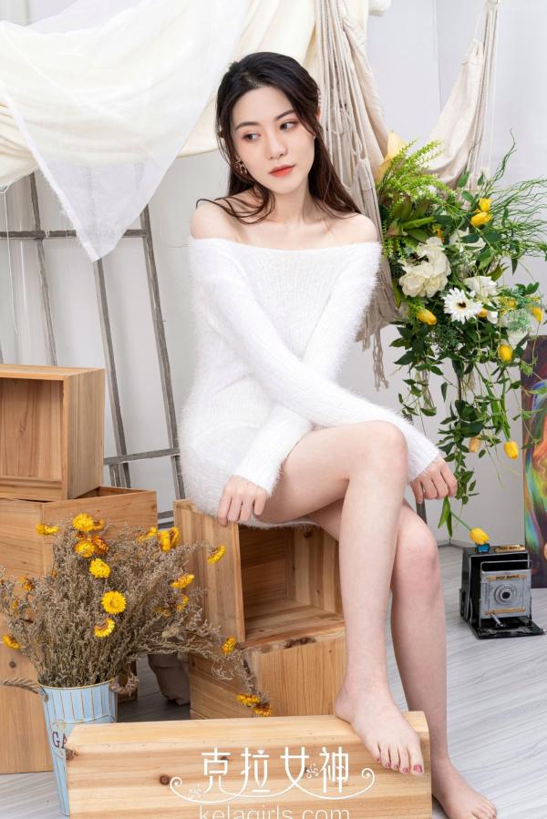    KelaGirls克拉女神-百琳《如花似玉》：清纯甜美风，白色针织露肩裙简约家居私房写真第15张图片